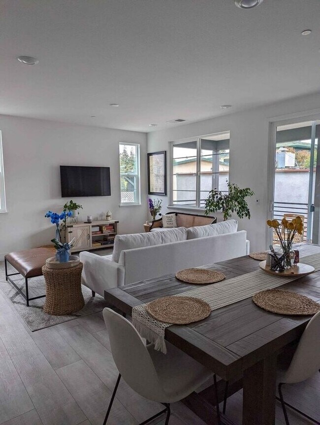Building Photo - Fully furnished 2 Bedroom / 2 Bathroom new...