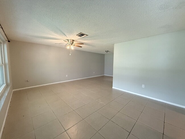 Foto del edificio - "Charming 3-Bed Oasis with 2 Full Baths in...