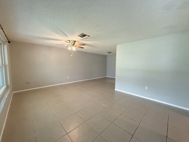 Foto del edificio - "Charming 3-Bed Oasis with 2 Full Baths in New Port Richey – Your Perfect Retreat Awaits!"
