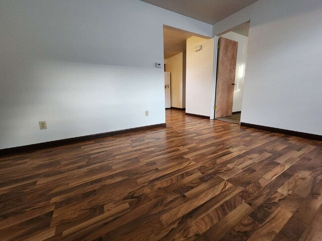 Building Photo - Updated Lower Level Apartment - Kimberly