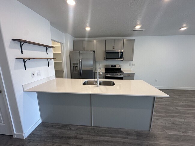 Building Photo - Adorable Long Valley Townhome!