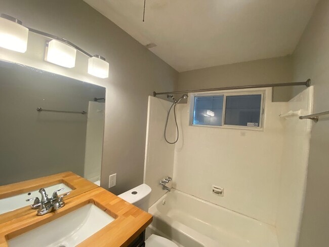 Building Photo - Great Location and Great Home!