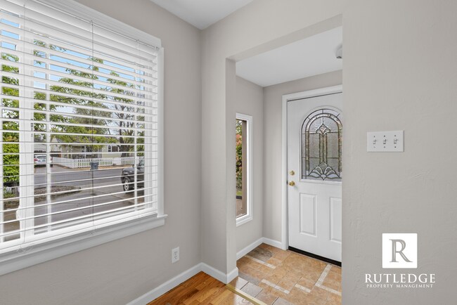 Foto del edificio - 3 Bedroom / 2 Bath - Ranch Style Home West Medford / Huge Back Yard!