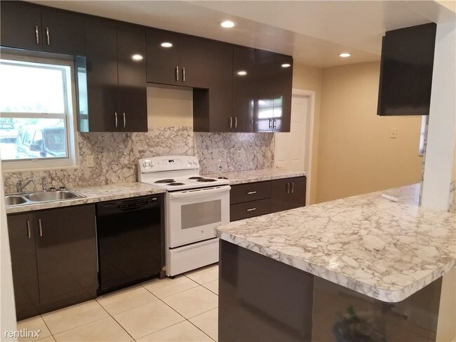 Building Photo - 4 br, 2 bath House - 610 Long Island Ave