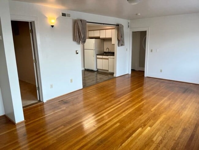 Building Photo - SKIRVIN TRIPLEX