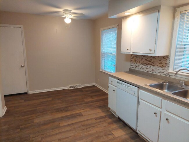 Building Photo - 479 Woodview Dr