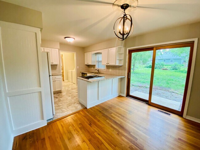 Foto del edificio - {5600} Prairie Village Ranch + Hardwood Fl...