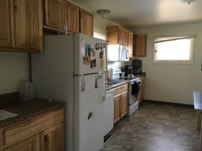 Building Photo - Spacious 3 Bedroom 2 Bath Ranch Style Hous...
