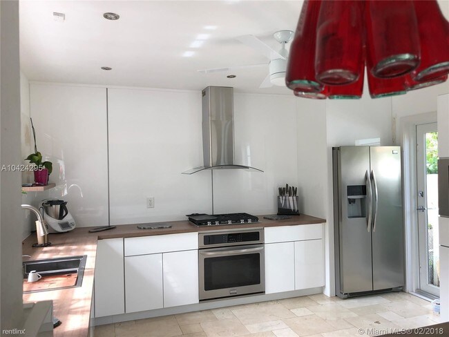 Foto del edificio - 5650 Pine Tree Dr