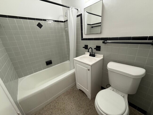 Baño - 515 N 24th Ave