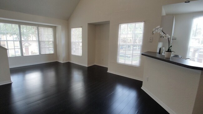 Building Photo - Beautiful High Vol Ceiling 1/1 + bonus roo...