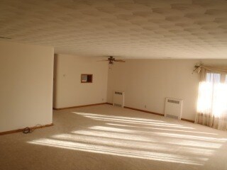Building Photo - Spacious 3-4 Bedroom Ranch Style House for Rent