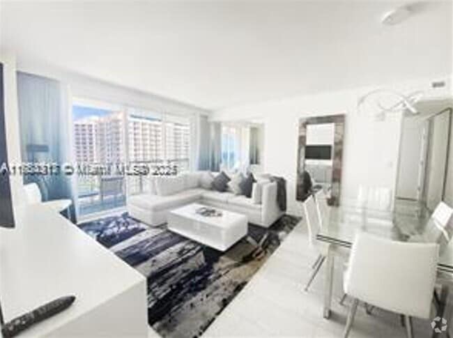 Building Photo - 3101 Bayshore Dr