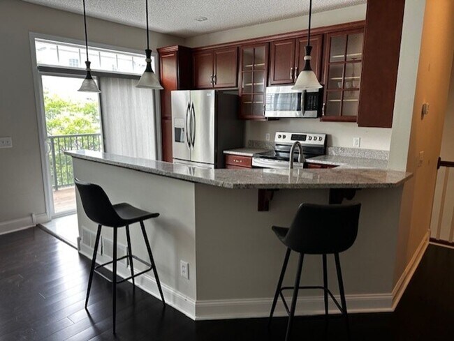 Building Photo - Newer Townhome in Cobblestone Lake. *2Bed*...