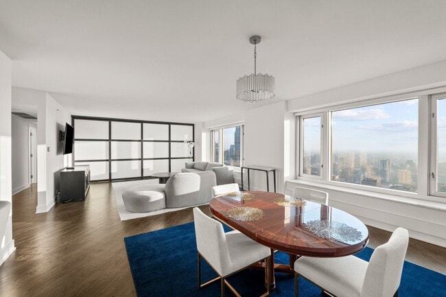 Building Photo - 132 E Delaware Pl