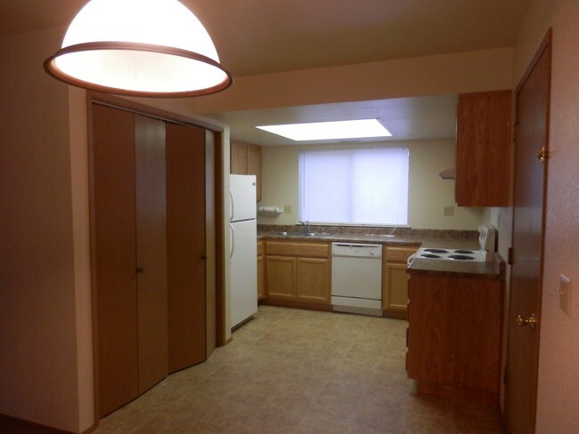 Building Photo - 1250 Newlands Dr W
