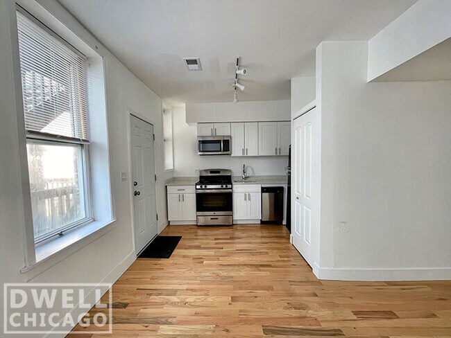 Building Photo - 923 S Carpenter St