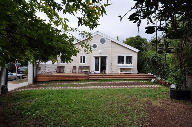 Building Photo - 903 5th Ave