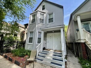 Building Photo - 1722 W Nelson St
