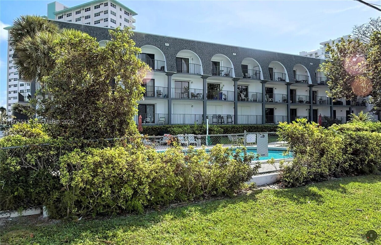 Foto del edificio - 4013 N Ocean Dr