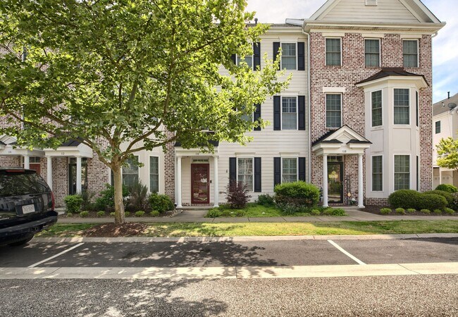 Foto del edificio - Contact Sabrina Thomas at 757-767-0767 for more information