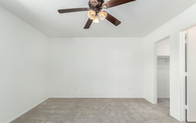 Foto del edificio - Charming Corner Lot Gem!