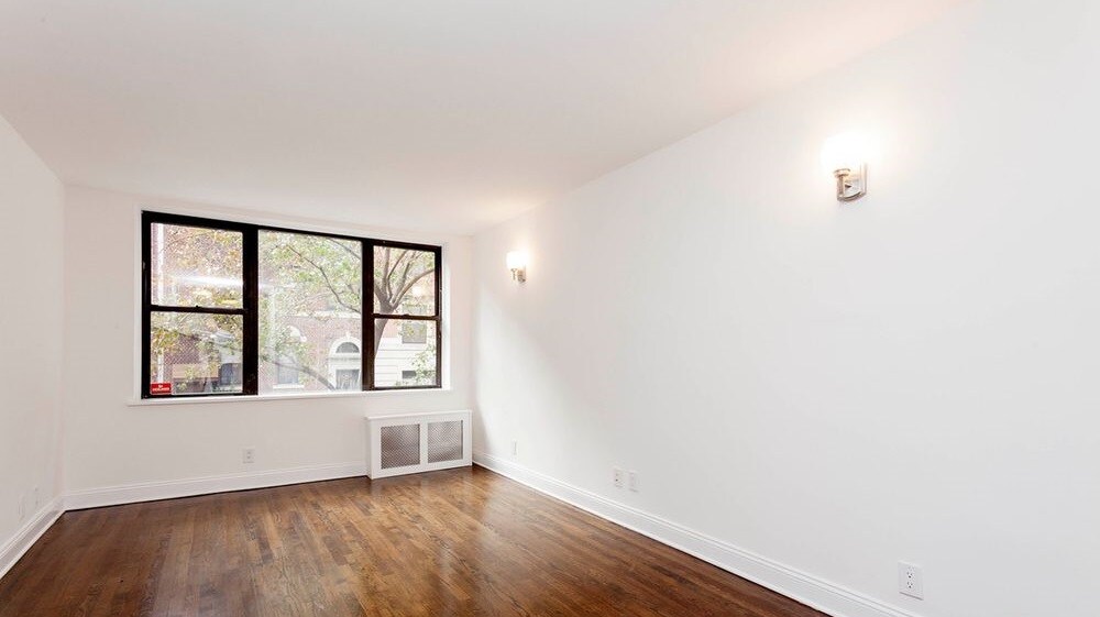 Primary Photo - 119 E 82nd St
