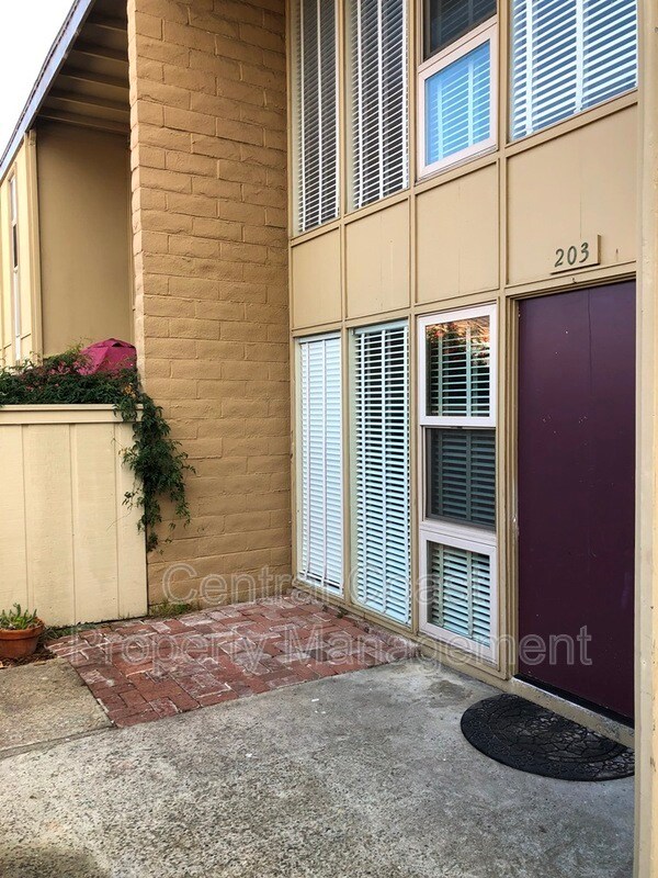 Building Photo - 451 Dela Vina Ave