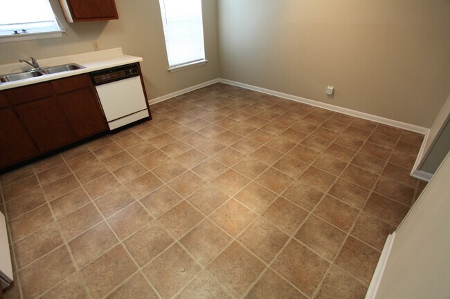 Building Photo - 2 Bed, 2 Bath Apartment – Close to Shopping, Dining, and Auburn University!