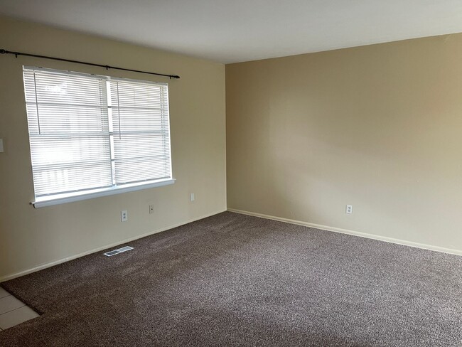 Building Photo - New paint and Carpet, cutest 3 bed 1.5 bat...