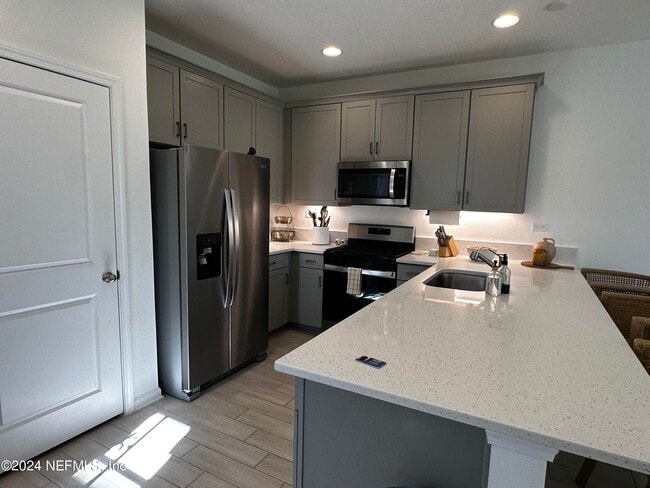 Building Photo - 411 Brandon Lks Dr