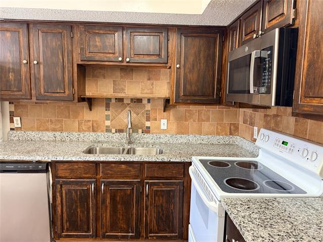 Foto del edificio - 2300 Bamboo Dr