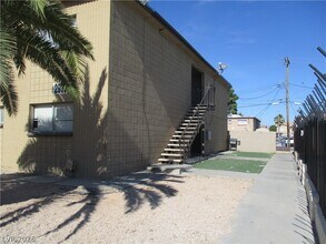 Building Photo - 2933 E Elm Ave