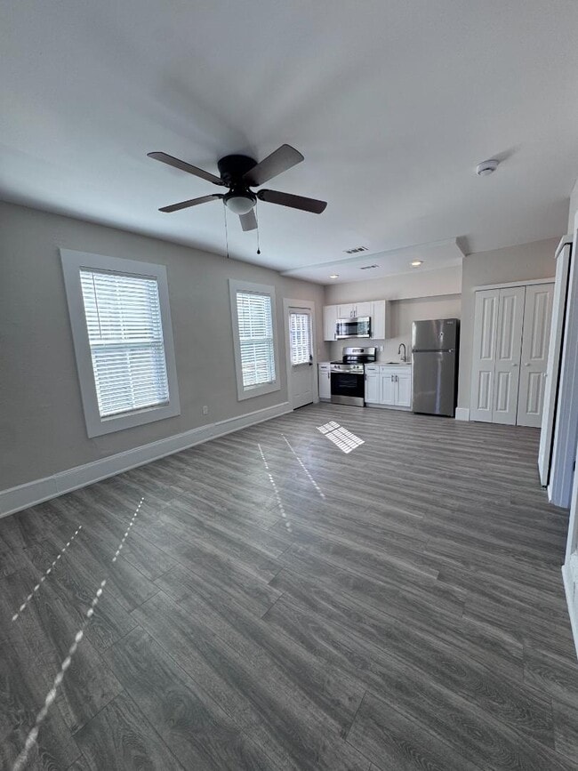 Foto del edificio - 300 E 3rd St