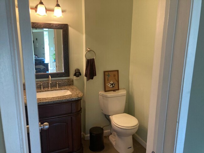 Foto del edificio - 2476 N Beachwood Dr