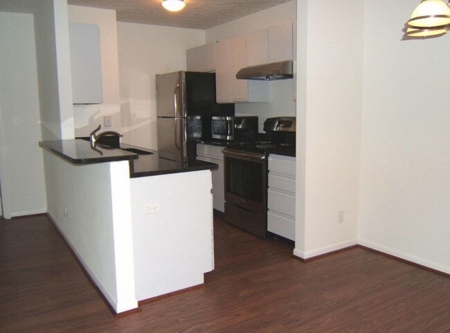 Building Photo - Renovated Convenient 2BR 2BA Condo in Kenwood