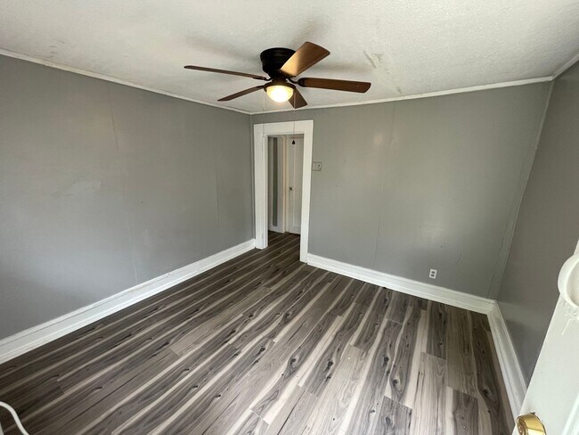 Building Photo - Cute 2 Bedroom Home in Queensborough