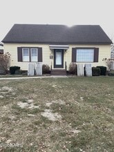 Building Photo - 15 Grounds Pl