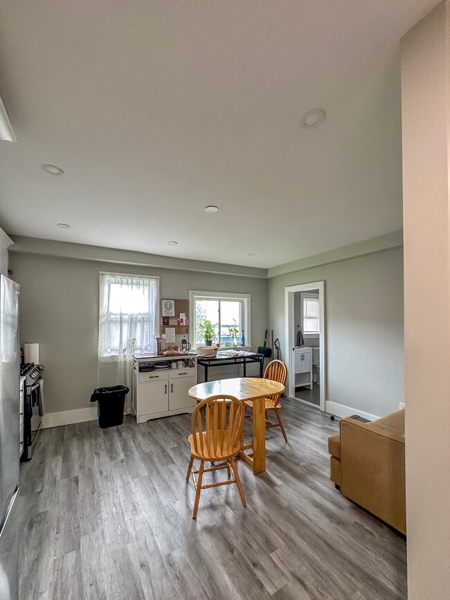 Building Photo - 42 Irwin St