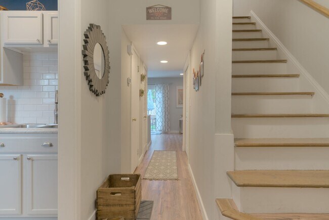 Building Photo - 303 Fairfax Road | 3 Bed Townhome | Availa...