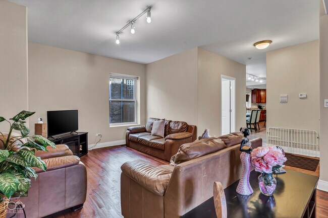 Foto del edificio - 6618 N Ashland Ave