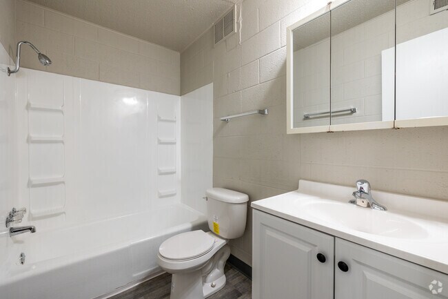 1 habitación, 1 baño, 735 pies cuadrados, baño - West Hills