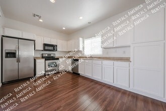 Building Photo - 4714 E Laurel Ave