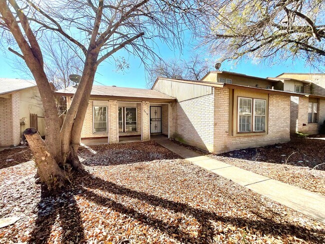 Building Photo - Single-Story Converse Home | Covered Patio & Appliances Included!