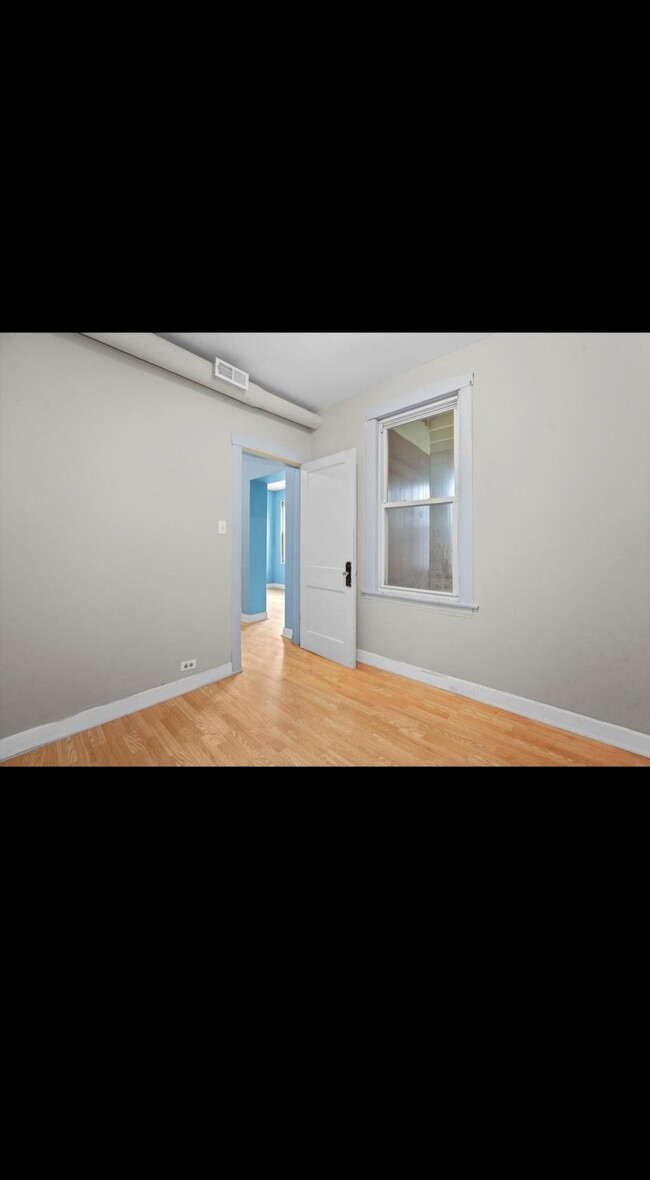 Foto del edificio - 5817 W 16th St