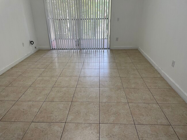 Amplio salón/comedor - 8215 Lake Dr