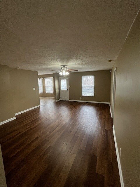 Foto del edificio - "Charming 3-Bedroom Home with 2 Full Baths on Grant Avenue!"