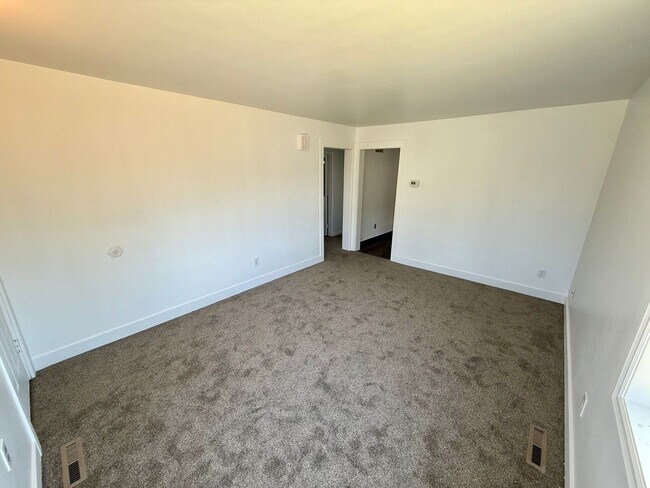 Foto del edificio - For Rent: 2 Bedroom, 1 Bathroom Home with Garage and Large Yard