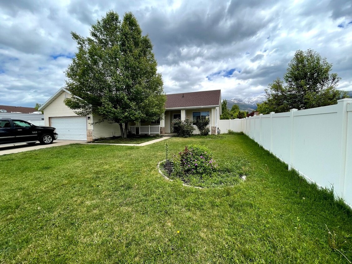 Primary Photo - Great 3 Bed/2 Bath Home in Kaysville!