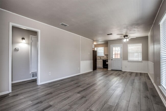 Building Photo - 2434-2434 Lakeview Cir